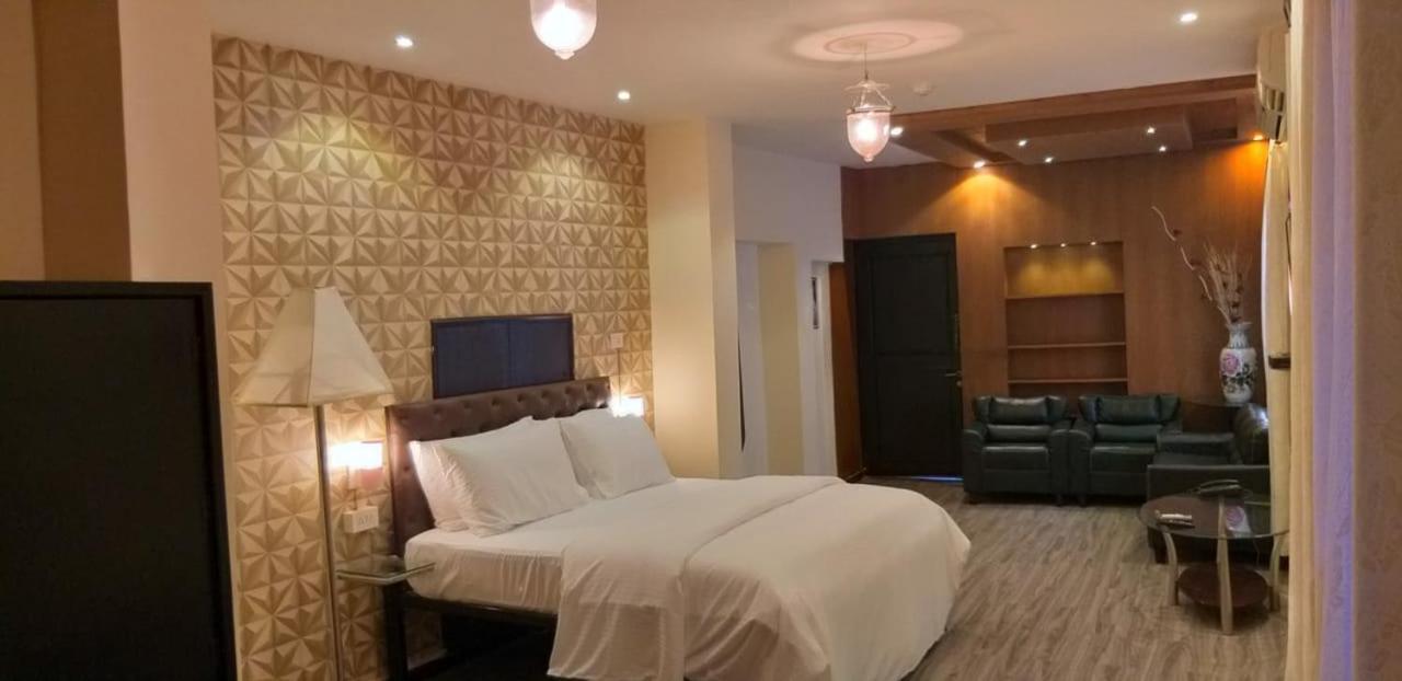 Creek Hotel - パナジ エクステリア 写真